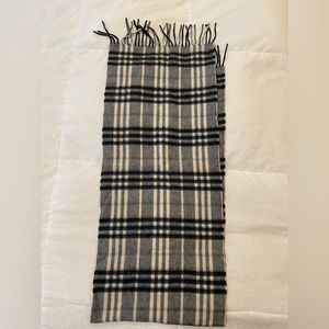 Burberry black and white cashmere checkered scarf